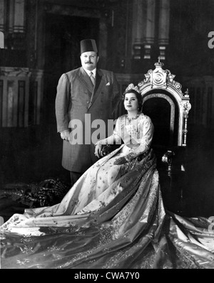 König FAROUK und seine neue Braut, 17-Year-Old Queen Narriman im Thronsaal Abdin Palace in Kairo, Ägypten, 20.05.51... Stockfoto