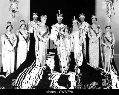 Die königliche Familie posiert für die offizielle Krönung Gruppenbild. Rücken Sie, l-R, königliche Prinzessin Anne, Prinzessin Alice, Prinz Heinrich, Stockfoto