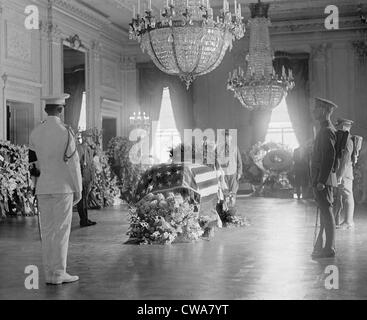 Präsident Warren Harding's (1865-1923) Fahne drapiert Sarg liegend im Zustand im Weißen Haus mit einer militärischen Ehren Guard, 1923. Stockfoto