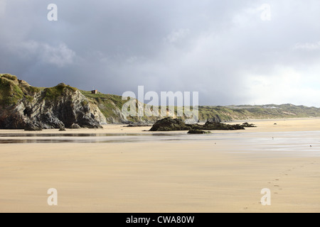 Eine RNLI Ausschau Hütte thront auf den Klippen über dem Strand Gwithian, St. Ives Bay, Cornwall, England, UK Stockfoto