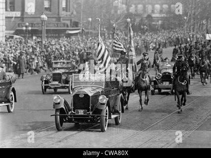 Präsident Calvin Coolidge (1872-33) und andere Fahrt in einem Auto während seiner konstituierenden Parade. 4. März 1925. Stockfoto