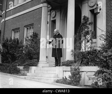 Ex-Präsident Woodrow Wilson (1856-1924) stehen auf der Veranda seiner Heimat Washington DC am 28. April 1922. Stockfoto