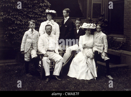 Präsident und Frau Theodore Roosevelt sitzend auf Rasen, umgeben von ihrer Familie von vier jungen und Tochter Ethel. 1907-Foto. Stockfoto