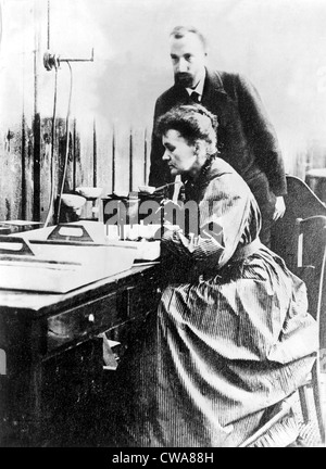 Marie und Pierre Curie, im Jahre 1904 in Paris Labor gezeigt... Höflichkeit: CSU Archive / Everett Collection Stockfoto