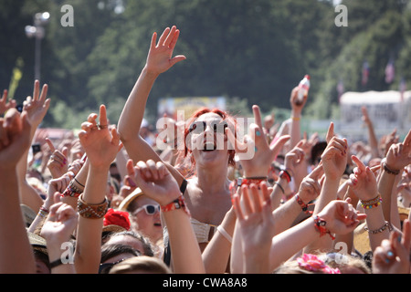 Die Zuschauer genießen die live-Musik auf dem V Festival im Hylands Park, Chelmsford, Essex Stockfoto