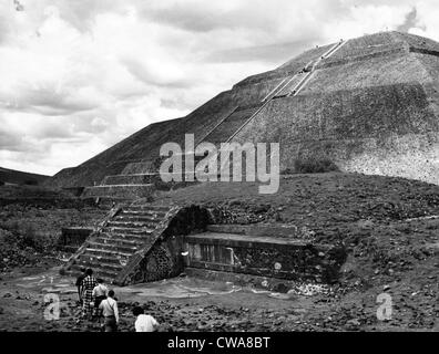 Pyramide der Sonne, in der Pre-aztekische Stadt Teotihuacan in Mexiko, 1961... Höflichkeit: CSU Archive / Everett Collection Stockfoto