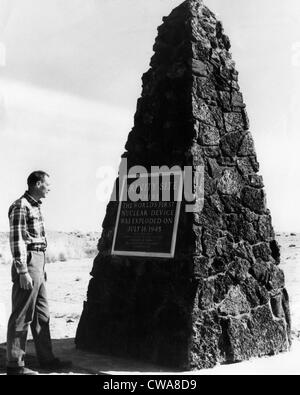 Ein Mann liest die Plakette auf ein Denkmal an der Trinity Site, wo die erste Atomexplosion, Socorro, New Mexico stattfand, Stockfoto