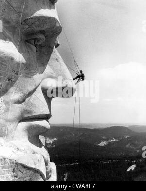 Eine Wartung Worker auf die Nase des Mount Rushmore Abraham Lincoln, South Dakota, c. 1960er Jahre... Höflichkeit: CSU Archive / Everett Stockfoto