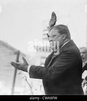 Ex-Präsident Theodore Roosevelt mit Armen gestikulierend, als er zu einer Menschenmenge in Yonkers, New York am 17.10.1910 spricht. Stockfoto