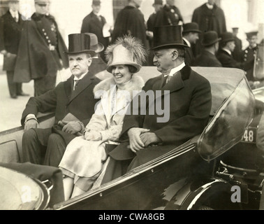 Präsident Calvin Coolidge (1872-33), Mrs Coolidge (1879 – 1957), eingehende Vizepräsident Charles Curtis auf dem Weg zu den Stockfoto