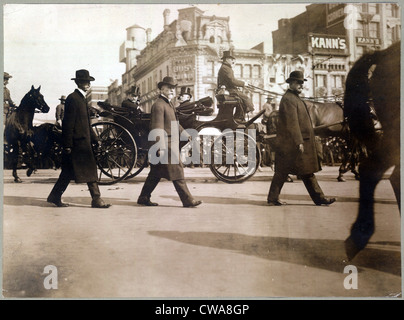 Theodore Roosevelt im Wagen an der Pennsylvania Avenue auf Weg zum Capitol, wird 4. März 1905 flankiert von den Offizieren des Geheimnisses Stockfoto
