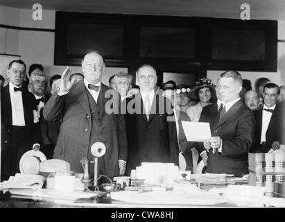 Ex-Präsident William Howard Taft (1857-1930) im Jahr 1921 als Oberrichter der Vereinigten Staaten vereidigt. Der Richter Act von 1925, Stockfoto