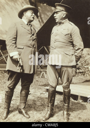 Ex-Präsident Theodore Roosevelt und General Leonard Wood im ersten Weltkrieg.  Holz war der befehlshabende Offizier von der "rauen Stockfoto