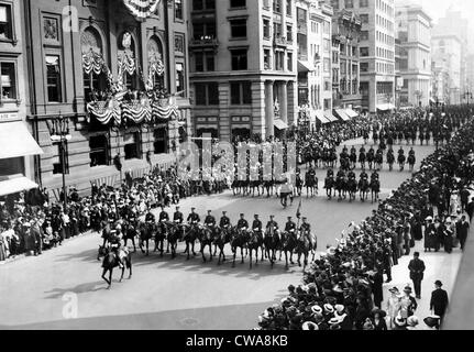 Mehr als 6.000 Menschen marschieren Fifth Avenue hinunter in die jährliche Parade New York Police Officers, 20. Mai 1912 zu Ehren... Höflichkeit: Stockfoto