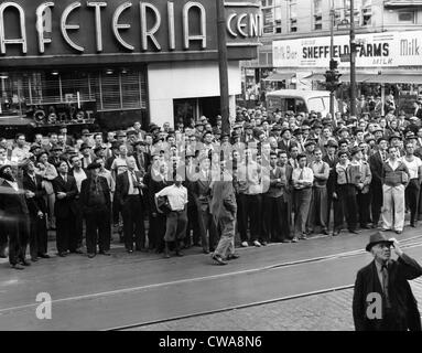 Fans sehen Bulletins geschrieben von Brooklyn Zeitung als die Brooklyn Dodgers gewinnen ihre erste National League Wimpel in 21 Stockfoto