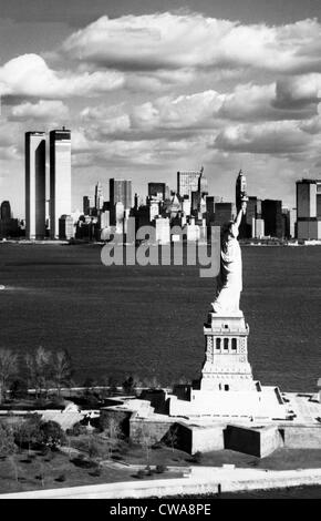 Blick auf Manhattan, die Freiheitsstatue steht vorne rechts, auf der linken Seite ist die World Trade Center, New York City, November Stockfoto