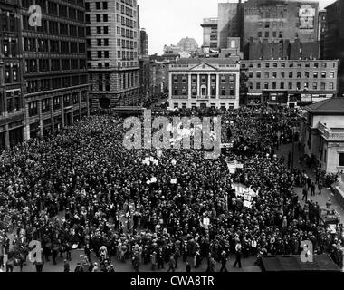 Kommunisten-Rallye in Union Square in New York City, 1. Mai 1933. Höflichkeit: CSU Archive/Everett Collection Stockfoto