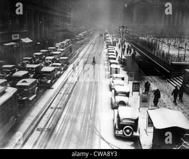 Schwere Schneefälle, 42nd Street, Blick nach Osten vom 6th Avenue, New York City, 22. Januar 1935. Höflichkeit: CSU Archive/Everett Stockfoto