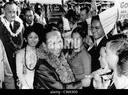 Präsident des Süd-Vietnam Nguyen Van Thieu, Händeschütteln mit Studenten an der University of Hawaii, mit US-Präsident Stockfoto