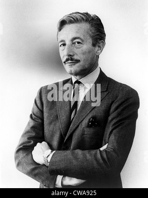 Oleg Cassini in einem Porträt der 1960er Jahre. Höflichkeit: CSU Archive / Everett Collection Stockfoto