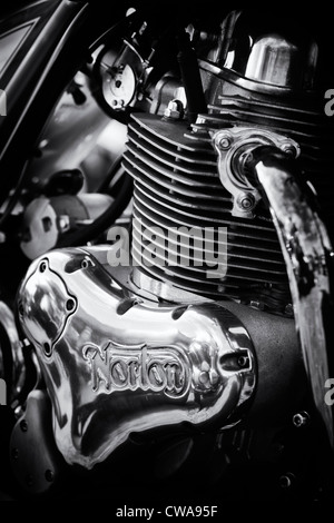 Norton Commando 961 Motorradmotor. Klassische britische Motorrad. Monochrom Stockfoto