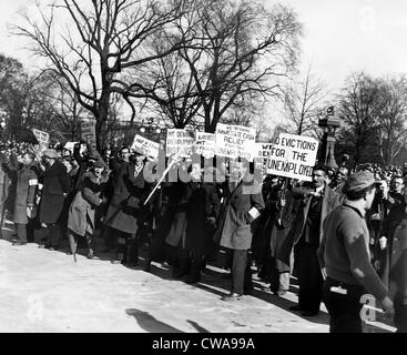 Kommunistische Demonstranten in Richtung des weißen Hauses anspruchsvolle Arbeitslosenversicherung und Bargeld Relief, Washington DC, Dezember, Stockfoto