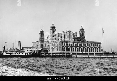 1919-Foto der wichtigsten Gebäude von Ellis Island Immigration Empfangsstation im Hafen von New York. Stockfoto