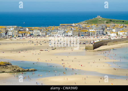 Über St. Ives Hafenstrand an einem sonnigen Tag in Cornwall UK. Stockfoto