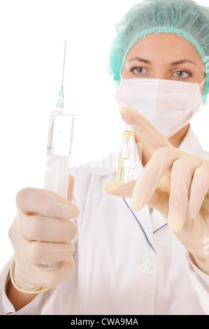 Frau in medizinische Berufsbekleidung mit Spritze und Ampulle mit Medizin in Händen. Isoliert auf weißem Hintergrund. Konzentrieren Sie sich auf die Spritze. Stockfoto