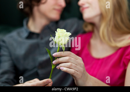 Mann stieg auf Frau Stockfoto