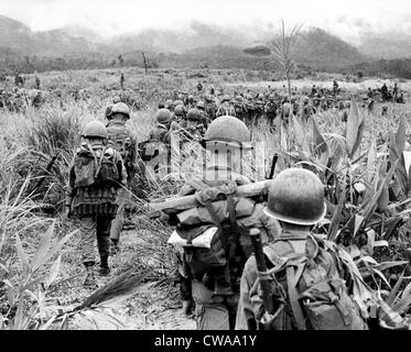 Soldaten der 327th Infanterie, 101st Air Cavalry Division Patrouille die laotische Grenze während der 'Operation Plain', 14. August 1968. Stockfoto