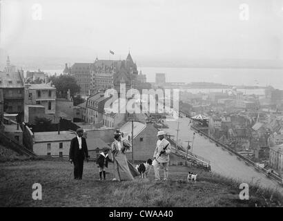 Eine Familie geht auf den Höhen von Quebec City. Le Château Frontenac im Hintergrund ist noch das führende Quebec Stadt-Wahrzeichen. Stockfoto
