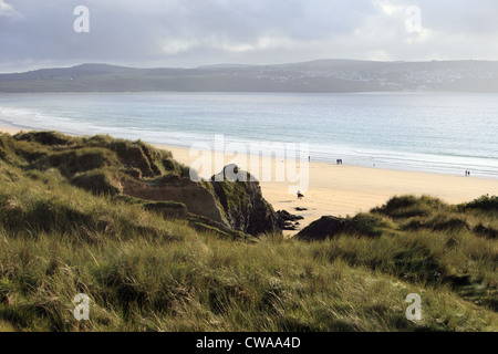 Ein Reiter genießt einen ruhigen Strand bei Ebbe am Strand von Gwithian nach einem Sturm, St. Ives Bay, Cornwall, England, UK Stockfoto