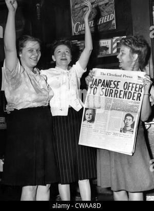 Frauen in Ohio VJ Day und das bevorstehende Ende des zweiten Weltkriegs zu feiern. Die Cleveland Press Schlagzeile liest "japanische anzubieten Stockfoto