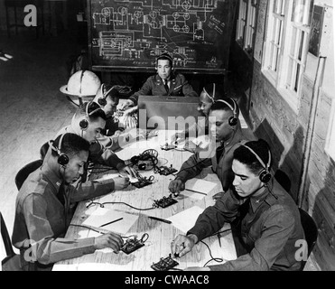 Tuskegee, Alabama: 99. Pursuit Squadron, Tuskegee Airmen in der Ausbildung. Von links: James B. Knighten, Lee Rayford C.H. Blumen, Stockfoto