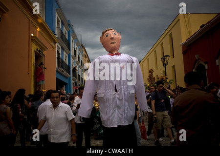 Eine riesige Papier Pappmaché-Puppe, bekannt als "Mono de Calenda, Tänze, gekleidet wie ein Mann im Rahmen einer Hochzeit in Oaxaca Stockfoto