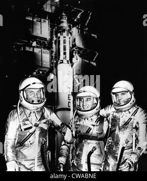 John Glenn, Virgil Grissom und Alan Shepard, überlagert ein Mercury-Redstone-Raumschiff, 4. Mai 1961. Höflichkeit: CSU Stockfoto
