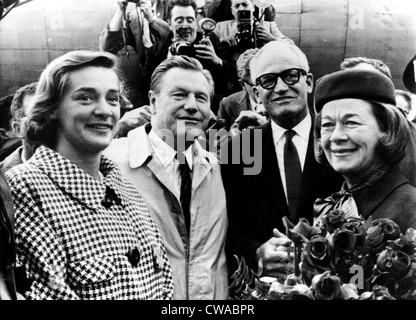 Barry Goldwater (2. von rechts), Frau Nelson Rockefeller Gouverneur Nelson Rockefeller, Goldwater, Frau Barry Goldwater, bei einer Stockfoto