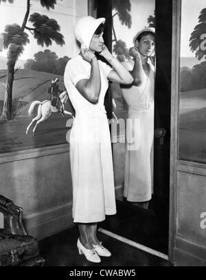 US-amerikanischer Leichtathlet Babe Didrikson, (aka Babe Zaharias), (1911-1956), versucht, auf einen Hut in ihrem Hotelzimmer in Chicago, Stockfoto