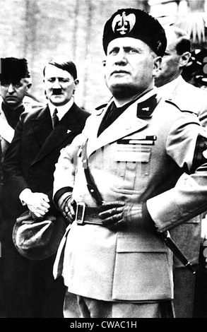 BENITO MUSSOLINI, ADOLF Hitler Stand an seiner Seite, c. 1940. Höflichkeit: CSU Archive / Everett Collection Stockfoto