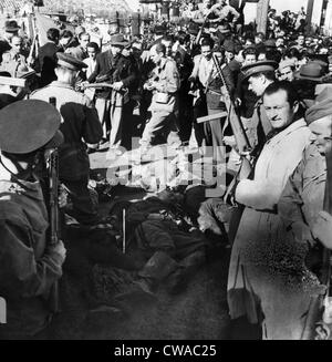 Die Leiche von Benito Mussolini (Mitte, Mitte, Erdgeschoss), in der Piazza Taxisegnung, umgeben von den Partisanen in Mailand. Ca. Stockfoto