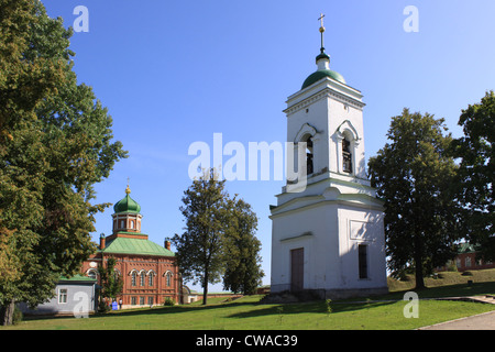 Russland. Mozhaisk. Der Glockenturm und die Kirche im Kloster Spaso-Borodino Stockfoto