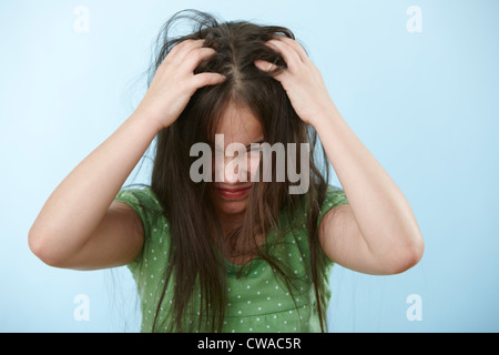 Mädchen Kopf kratzen Stockfoto