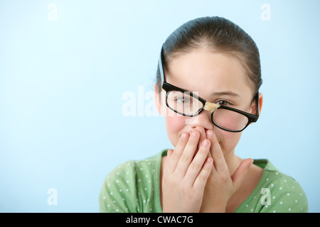 Mädchen tragen zerbrochene Gläser Stockfoto