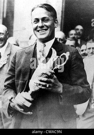 Bobby Jones mit seiner Championshuip-Cup nach dem Gewinn der British Open, St. Andrew es, Schottland, Juli 1927. Höflichkeit: CSU Stockfoto