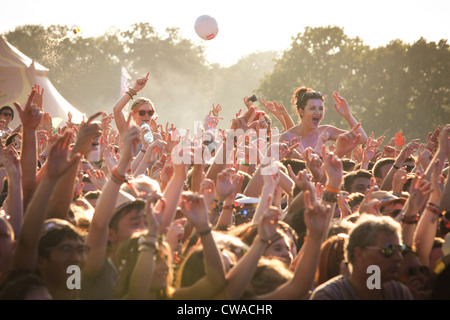 Die Zuschauer genießen die live-Musik auf dem V Festival im Hylands Park, Chelmsford, Essex Stockfoto