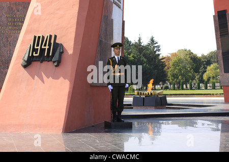 Republik Moldau. Chisinau. Memorial Komplex «Eternitate». Eine Ehrenwache bei der ewigen Flamme Stockfoto