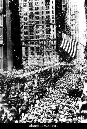 Amerikanischen Piloten Charles Lindbergh (1902-1974), erhält eine Konfetti-Parade auf Broadway in New York. Lindbergh ist der erste Mensch Stockfoto