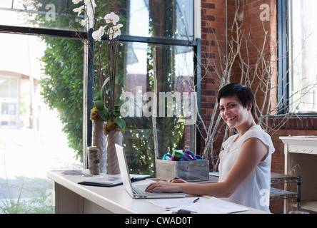 Geschäftsfrau am Schreibtisch mit laptop Stockfoto