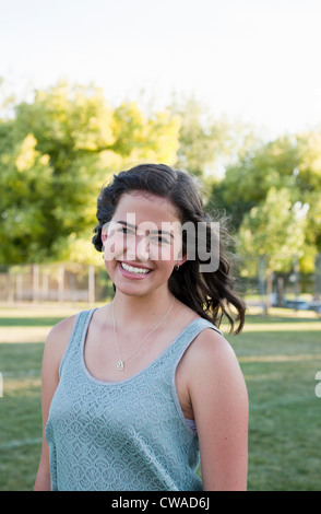 Teenager-Mädchen tragen grüne Weste, portrait Stockfoto